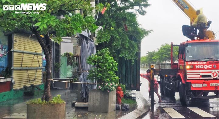 Bão số 13 áp sát đất liền, biển Quy Nhơn nổi sóng, nước dâng cao nguy hiểm- Ảnh 7. Bão số 13 áp sát đất liền, biển Quy Nhơn nổi sóng, nước dâng cao nguy hiểm- Ảnh 7.