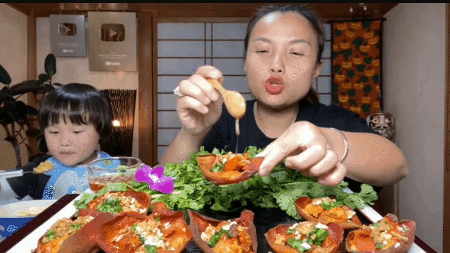 Bé Sa nhà Quỳnh Trần JP đã 8 tuổi: Cao gần bằng mẹ, vẫn chuộng tóc mái ngố thương hiệu, biểu cảm “thánh meme” vẫn đỉnh như xưa- Ảnh 2.