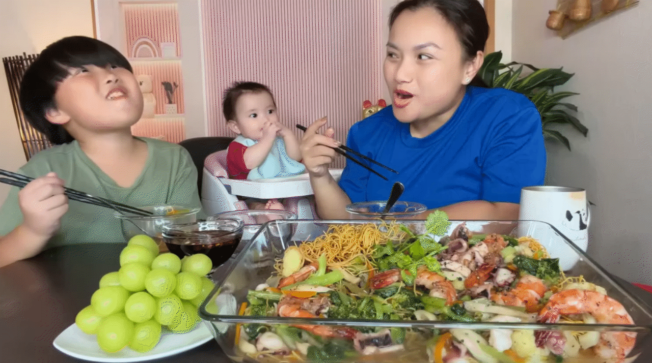 Bé Sa nhà Quỳnh Trần JP đã 8 tuổi: Cao gần bằng mẹ, vẫn chuộng tóc mái ngố thương hiệu, biểu cảm “thánh meme” vẫn đỉnh như xưa- Ảnh 15.