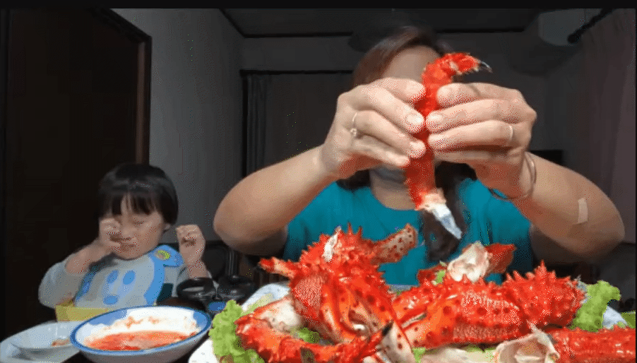 Bé Sa nhà Quỳnh Trần JP đã 8 tuổi: Cao gần bằng mẹ, vẫn chuộng tóc mái ngố thương hiệu, biểu cảm “thánh meme” vẫn đỉnh như xưa- Ảnh 1.