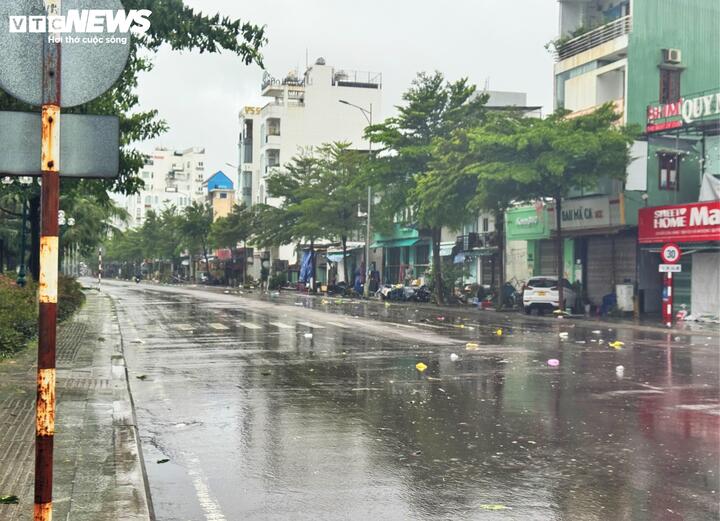 Bão số 13 áp sát đất liền, biển Quy Nhơn nổi sóng, nước dâng cao nguy hiểm- Ảnh 8. Bão số 13 áp sát đất liền, biển Quy Nhơn nổi sóng, nước dâng cao nguy hiểm- Ảnh 8.