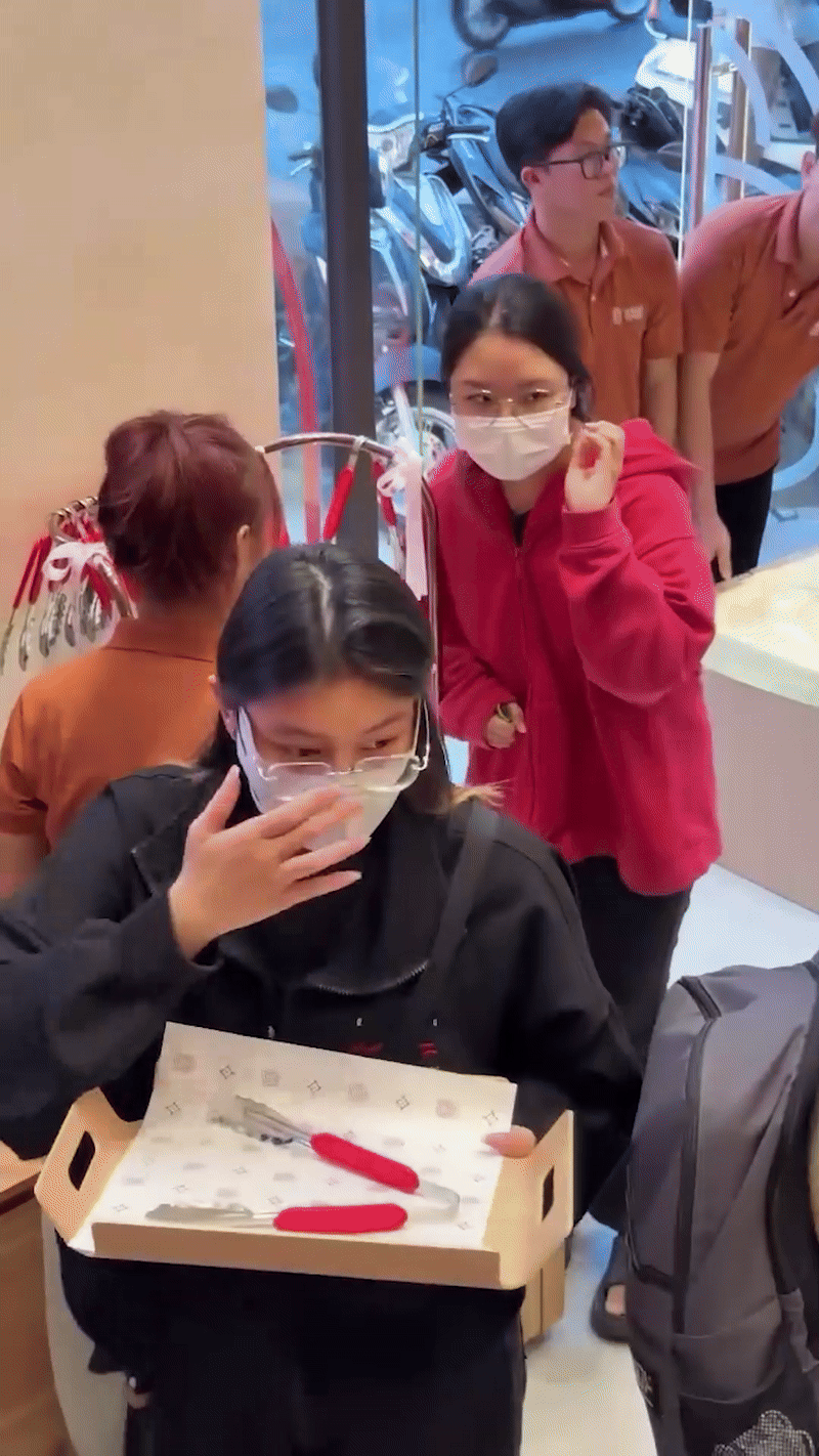 Gia thế "không đùa được" của nữ "nhân viên phục vụ" ở TP.HCM: Đã vậy còn được giáo dục cực khéo!- Ảnh 1. Gia thế "không đùa được" của nữ "nhân viên phục vụ" ở TP.HCM: Đã vậy còn được giáo dục cực khéo!- Ảnh 1.