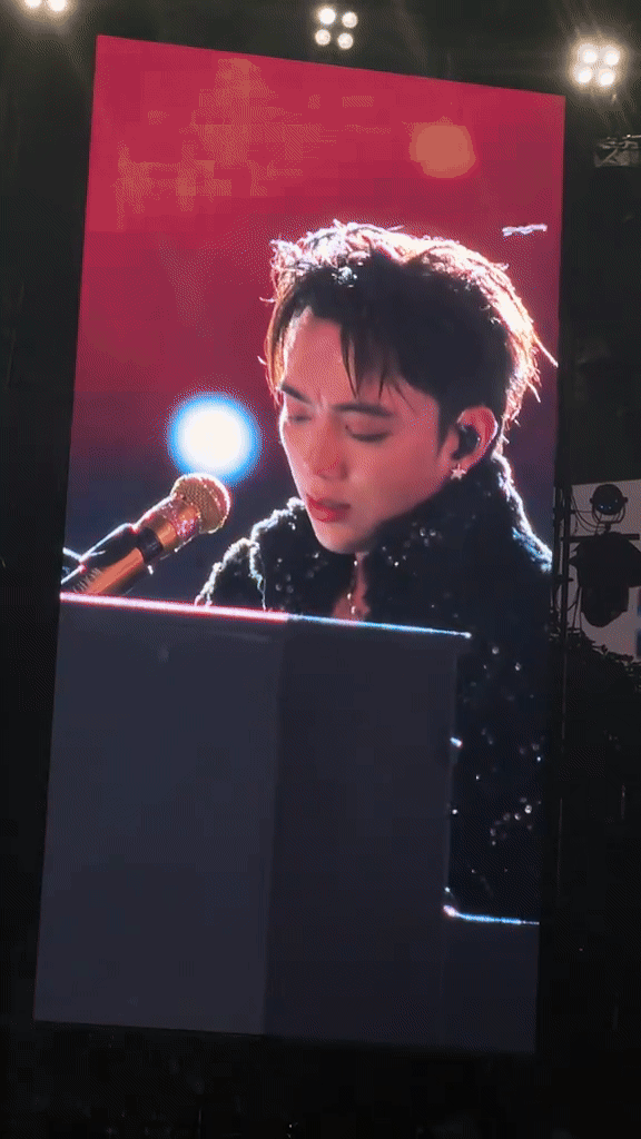 Chiếc mic fan tặng SOOBIN có gì mà đáng giá 280 triệu?- Ảnh 1.