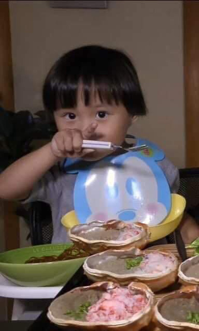 Bé Sa nhà Quỳnh Trần JP đã 8 tuổi: Cao gần bằng mẹ, vẫn chuộng tóc mái ngố thương hiệu, biểu cảm “thánh meme” vẫn đỉnh như xưa- Ảnh 12.