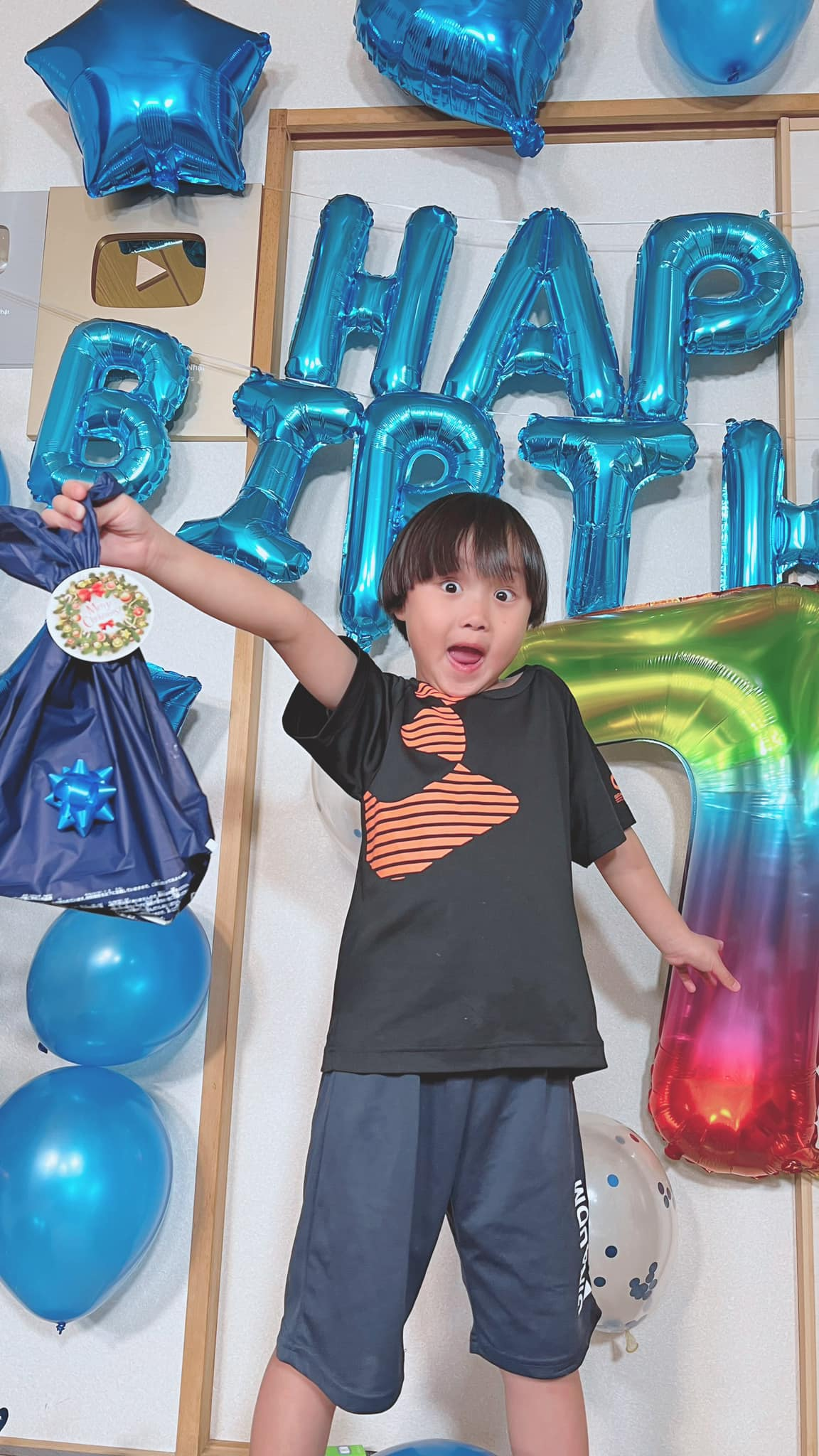 Bé Sa nhà Quỳnh Trần JP đã 8 tuổi: Cao gần bằng mẹ, vẫn chuộng tóc mái ngố thương hiệu, biểu cảm “thánh meme” vẫn đỉnh như xưa- Ảnh 21.