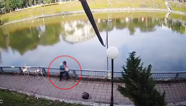 Tình trạng sức khỏe của nam sinh lớp 8 bị bạn dùng vật nhọn đâm rồi hất xuống hồ- Ảnh 1. Tình trạng sức khỏe của nam sinh lớp 8 bị bạn dùng vật nhọn đâm rồi hất xuống hồ- Ảnh 1.