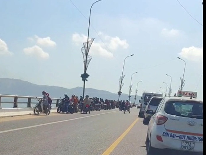 Bão số 13 áp sát đất liền, biển Quy Nhơn nổi sóng, nước dâng cao nguy hiểm- Ảnh 29. Bão số 13 áp sát đất liền, biển Quy Nhơn nổi sóng, nước dâng cao nguy hiểm- Ảnh 29.