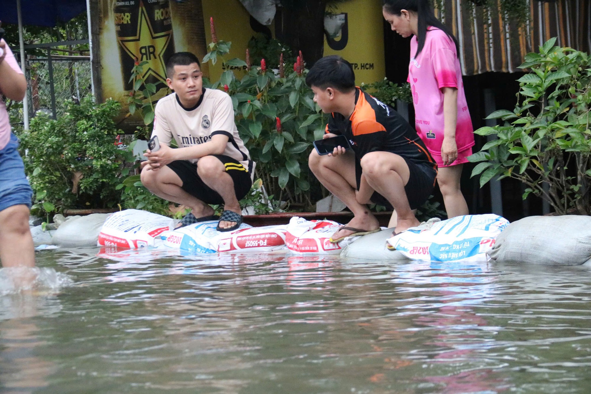 TP HCM: Nhiều người chật vật dắt xe máy về nhà khi triều cường vượt mức lịch sử- Ảnh 4.