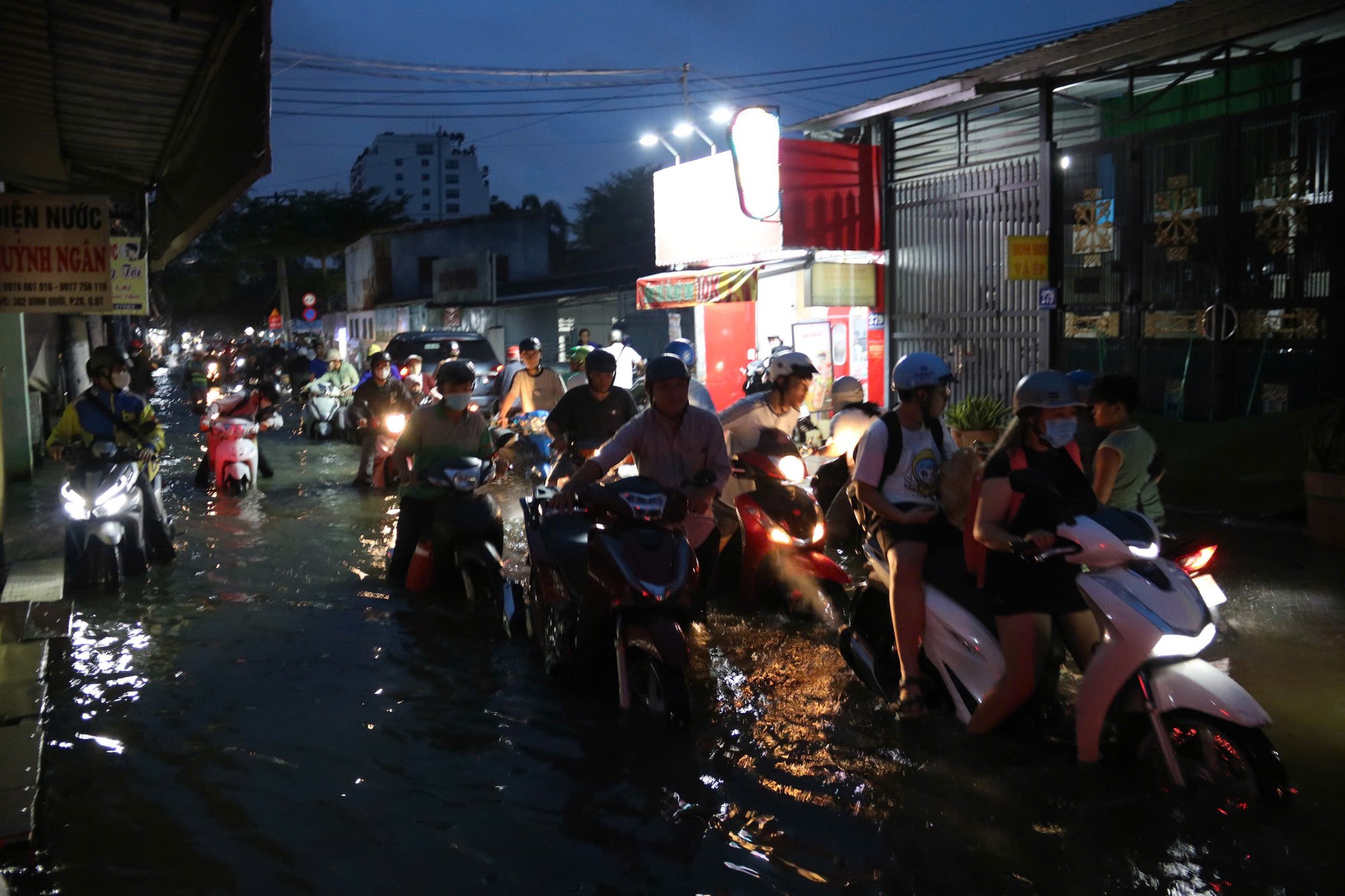 TP HCM: Nhiều người chật vật dắt xe máy về nhà khi triều cường vượt mức lịch sử- Ảnh 1.