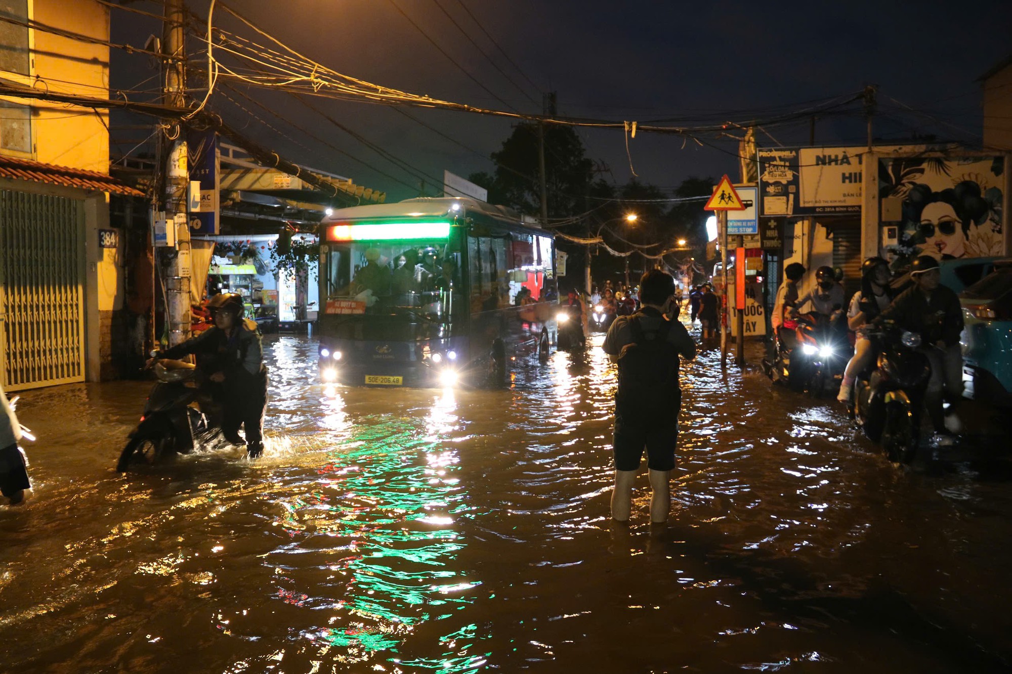 TP HCM: Nhiều người chật vật dắt xe máy về nhà khi triều cường vượt mức lịch sử- Ảnh 3.