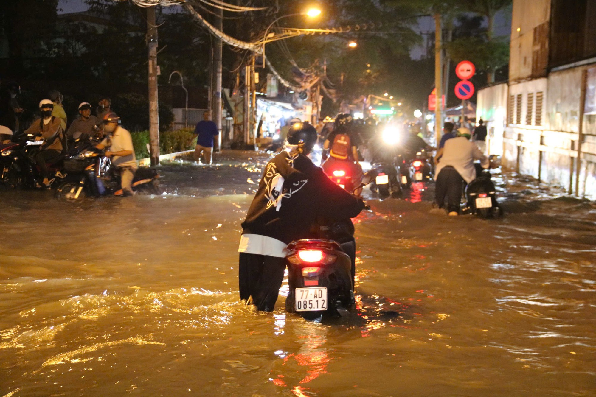 TP HCM: Nhiều người chật vật dắt xe máy về nhà khi triều cường vượt mức lịch sử- Ảnh 5.