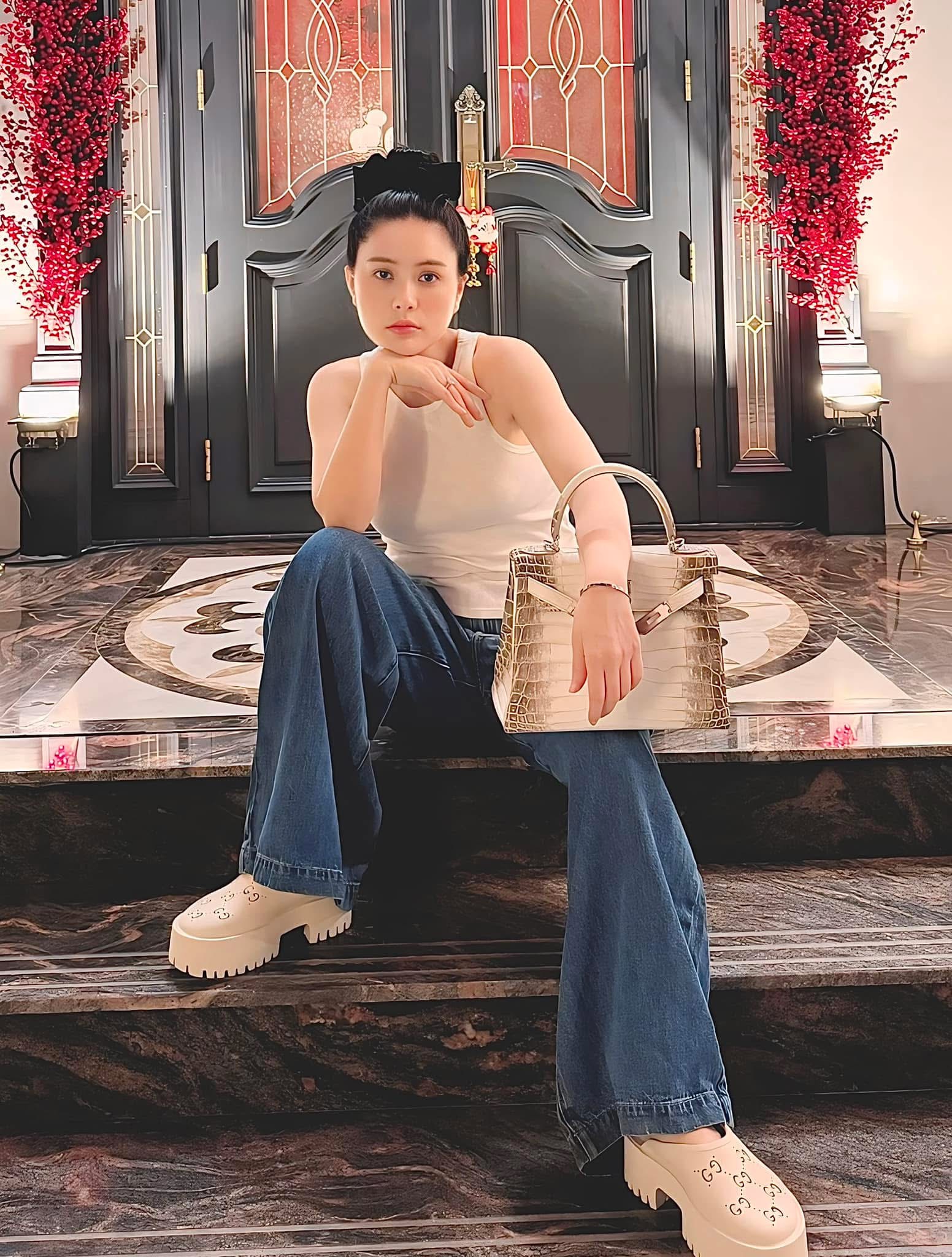 BST túi hàng hiệu của Đoàn Di Băng: Hermès đựng cún cưng, Dior và Chanel để đi chợ- Ảnh 10. BST túi hàng hiệu của Đoàn Di Băng: Hermès đựng cún cưng, Dior và Chanel để đi chợ- Ảnh 10.