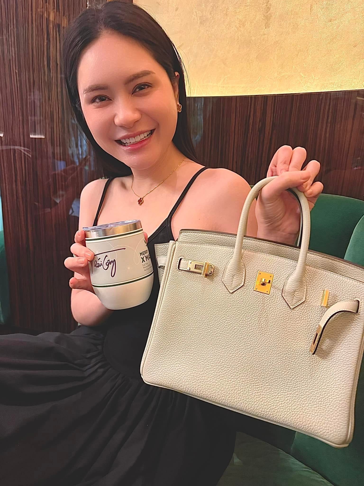 BST túi hàng hiệu của Đoàn Di Băng: Hermès đựng cún cưng, Dior và Chanel để đi chợ- Ảnh 13. BST túi hàng hiệu của Đoàn Di Băng: Hermès đựng cún cưng, Dior và Chanel để đi chợ- Ảnh 13.