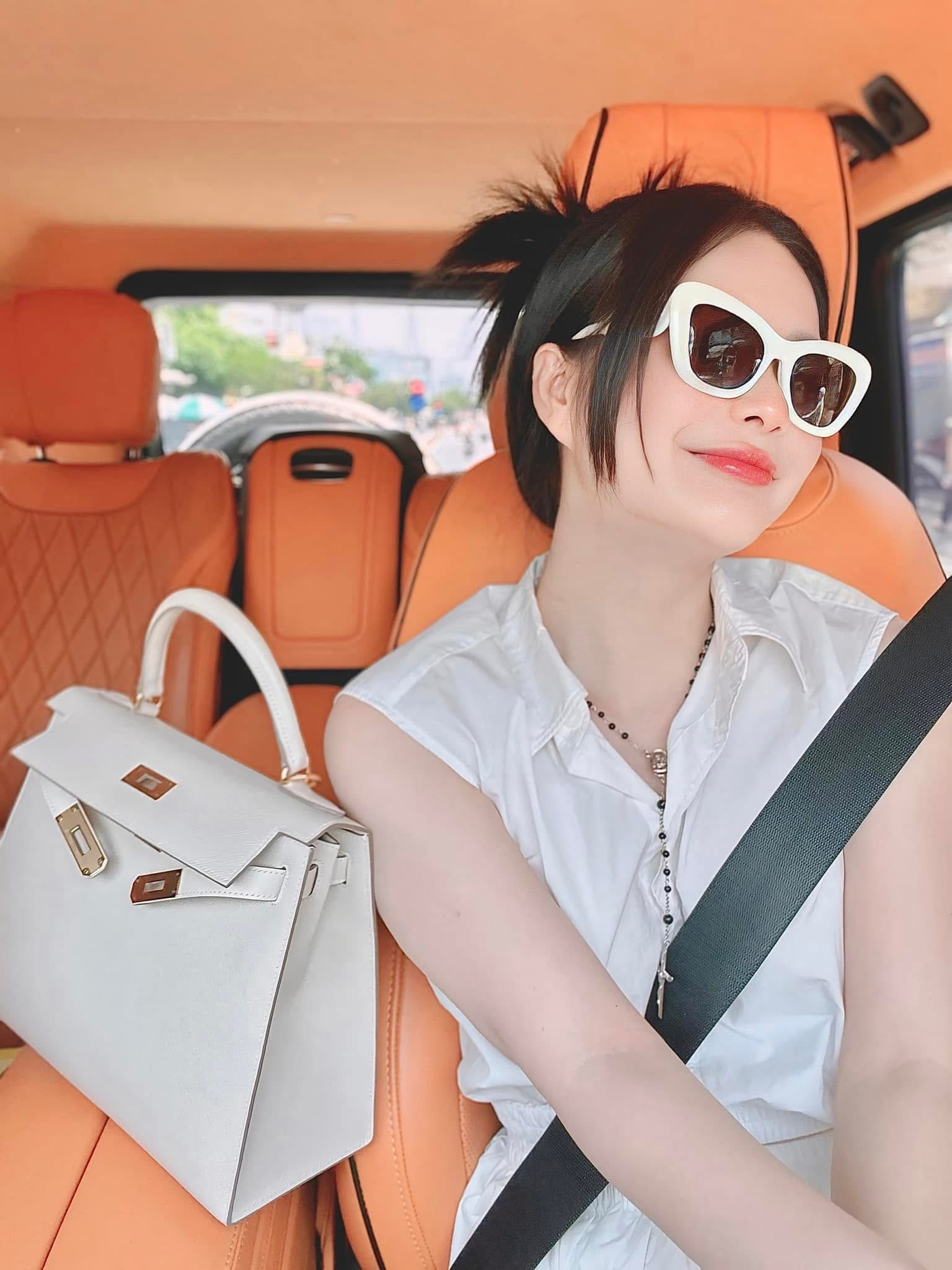 BST túi hàng hiệu của Đoàn Di Băng: Hermès đựng cún cưng, Dior và Chanel để đi chợ- Ảnh 25. BST túi hàng hiệu của Đoàn Di Băng: Hermès đựng cún cưng, Dior và Chanel để đi chợ- Ảnh 25.