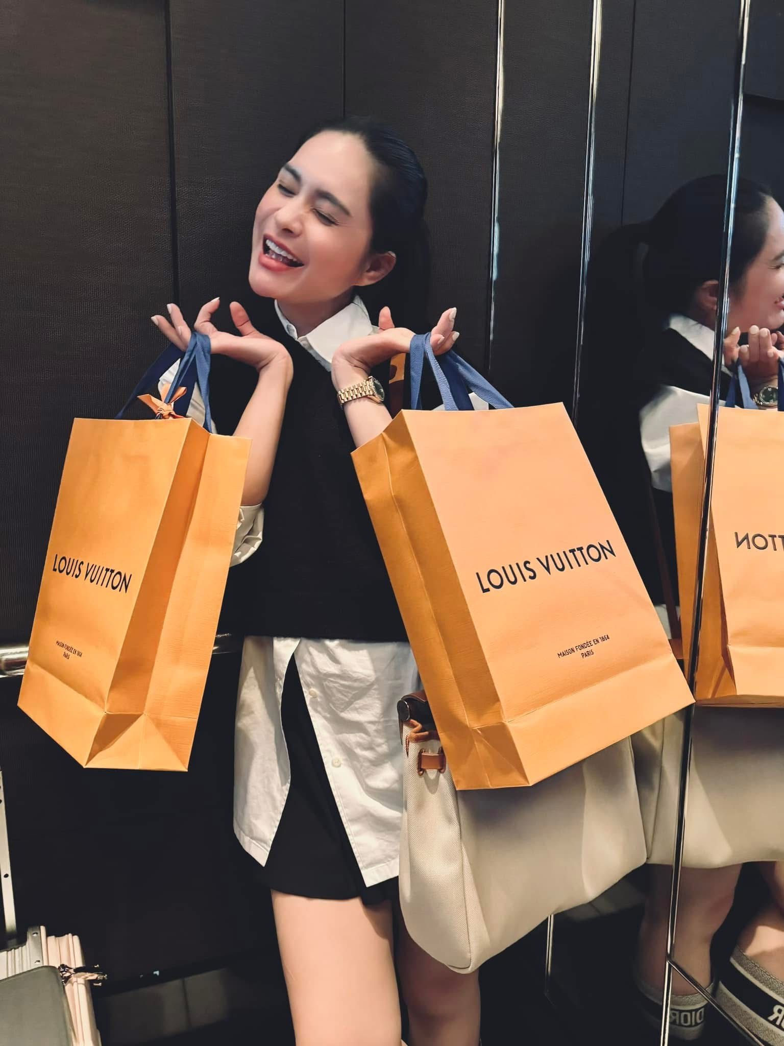 BST túi hàng hiệu của Đoàn Di Băng: Hermès đựng cún cưng, Dior và Chanel để đi chợ- Ảnh 2. BST túi hàng hiệu của Đoàn Di Băng: Hermès đựng cún cưng, Dior và Chanel để đi chợ- Ảnh 2.