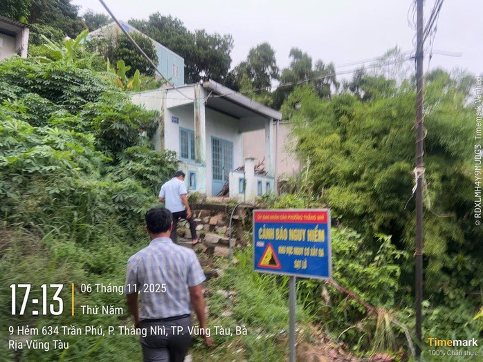Ngay trong đêm, Vũng Tàu di dời 81 người khỏi khu vực có nguy cơ sạt lở- Ảnh 2. Ngay trong đêm, Vũng Tàu di dời 81 người khỏi khu vực có nguy cơ sạt lở- Ảnh 2.