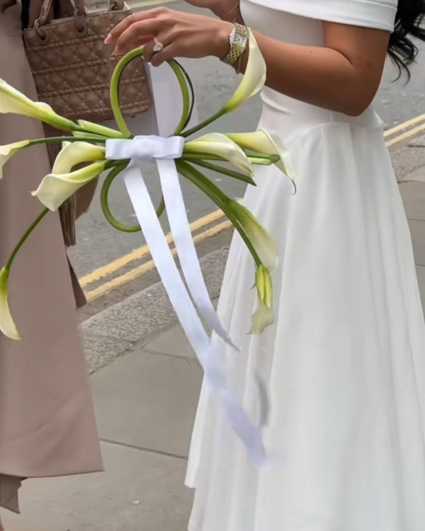 Bó hoa cưới 1,2 triệu “khổ nhất mạng xã hội”: 1 người chê, vạn người tranh cãi- Ảnh 3. Bó hoa cưới 1,2 triệu “khổ nhất mạng xã hội”: 1 người chê, vạn người tranh cãi- Ảnh 3.