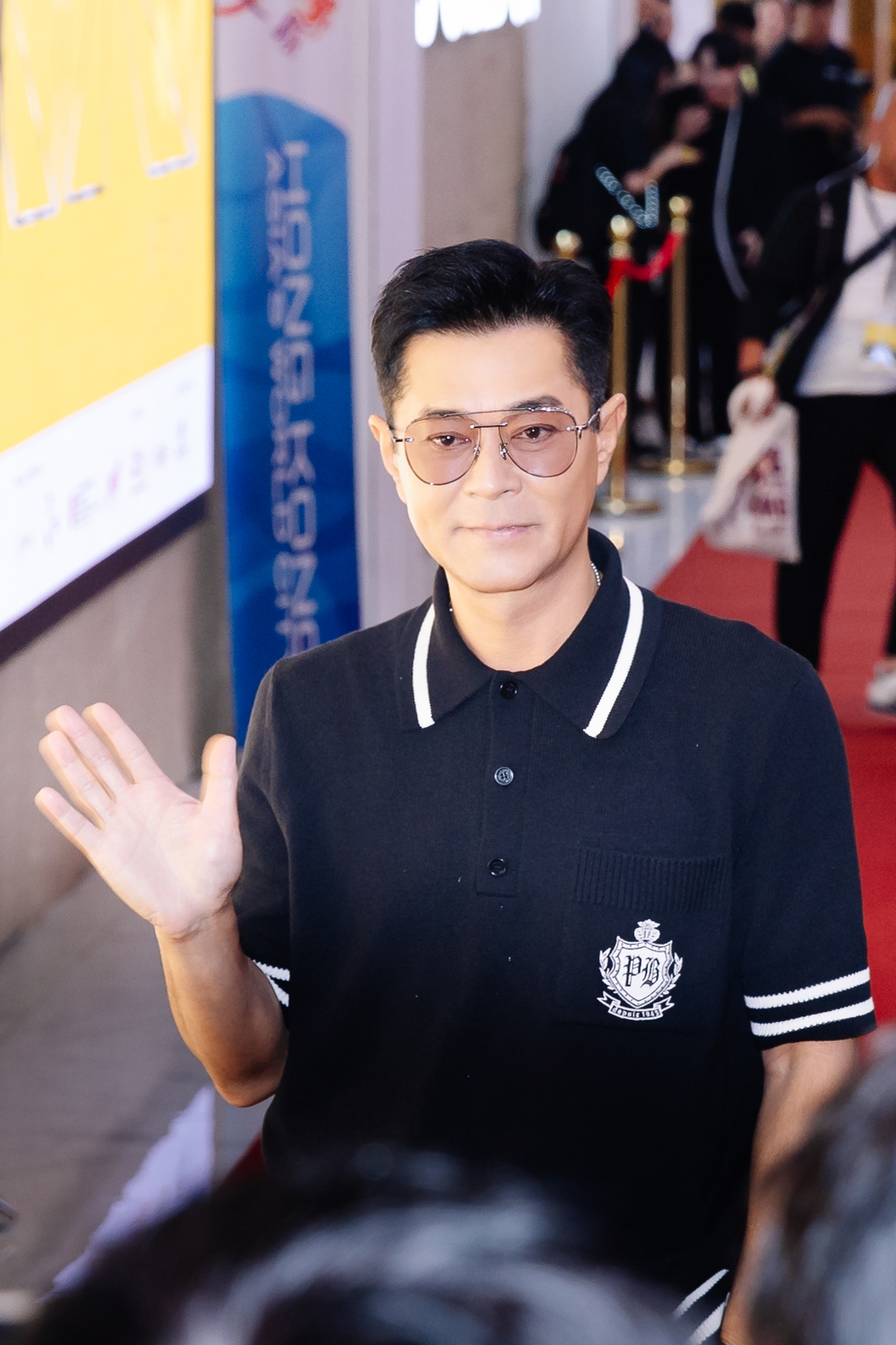 Thảm đỏ HOT nhất hôm nay: Cổ Thiên Lạc đẹp ngời ngời giữa biển người hâm mộ, 1 mỹ nhân trắng phát sáng chiếm sạch spotlight- Ảnh 4. Thảm đỏ HOT nhất hôm nay: Cổ Thiên Lạc đẹp ngời ngời giữa biển người hâm mộ, 1 mỹ nhân trắng phát sáng chiếm sạch spotlight- Ảnh 4.