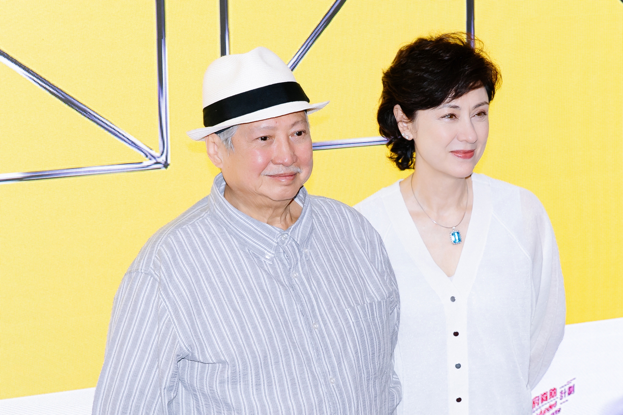 Thảm đỏ HOT nhất hôm nay: Cổ Thiên Lạc đẹp ngời ngời giữa biển người hâm mộ, 1 mỹ nhân trắng phát sáng chiếm sạch spotlight- Ảnh 8. Thảm đỏ HOT nhất hôm nay: Cổ Thiên Lạc đẹp ngời ngời giữa biển người hâm mộ, 1 mỹ nhân trắng phát sáng chiếm sạch spotlight- Ảnh 8.