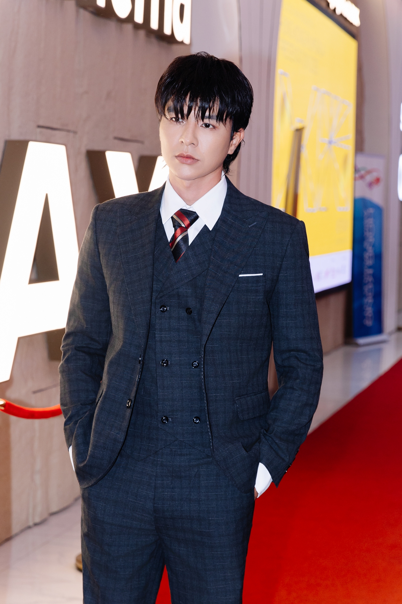 Thảm đỏ HOT nhất hôm nay: Cổ Thiên Lạc đẹp ngời ngời giữa biển người hâm mộ, 1 mỹ nhân trắng phát sáng chiếm sạch spotlight- Ảnh 12. Thảm đỏ HOT nhất hôm nay: Cổ Thiên Lạc đẹp ngời ngời giữa biển người hâm mộ, 1 mỹ nhân trắng phát sáng chiếm sạch spotlight- Ảnh 12.