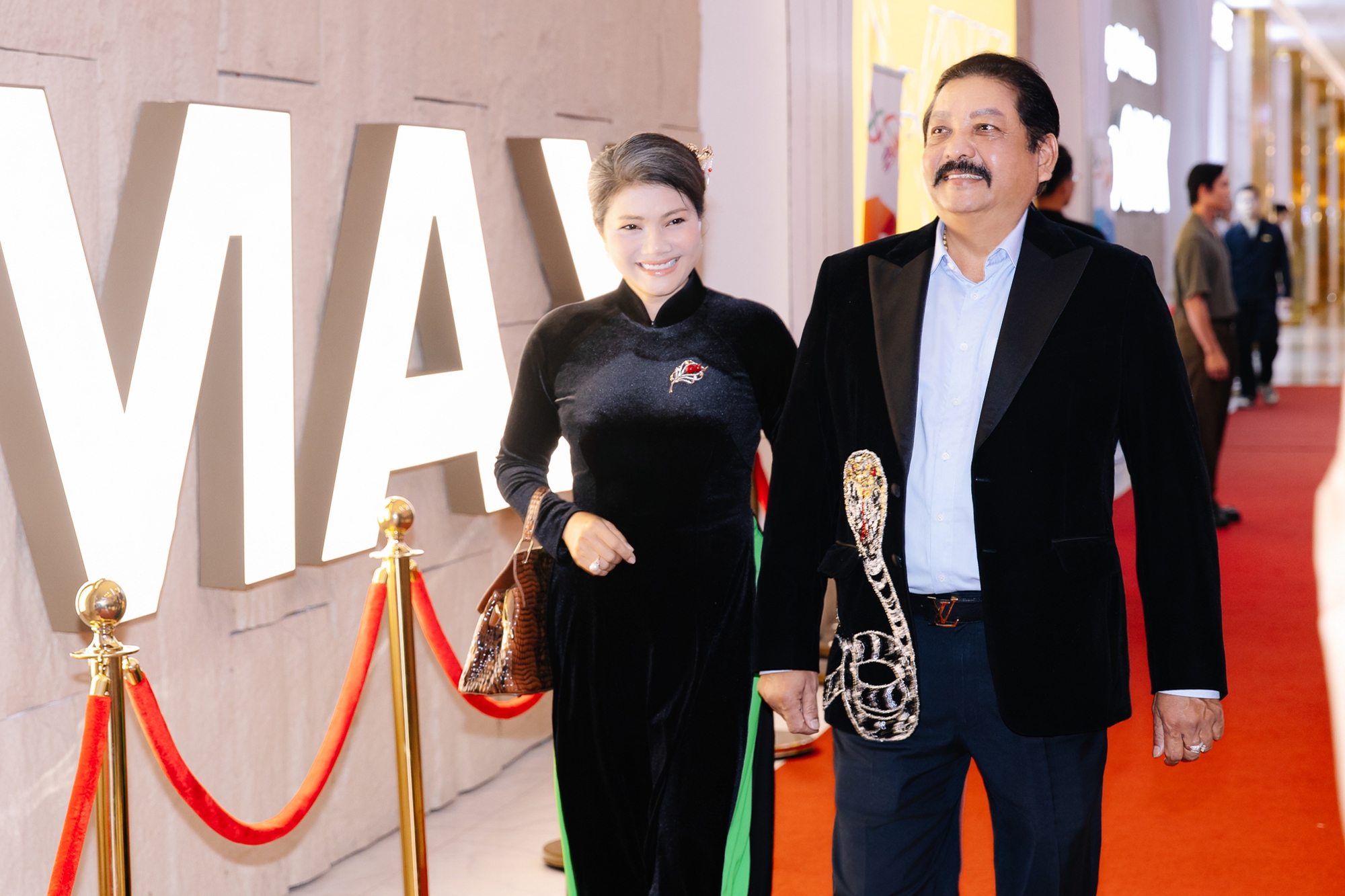 Thảm đỏ HOT nhất hôm nay: Cổ Thiên Lạc đẹp ngời ngời giữa biển người hâm mộ, 1 mỹ nhân trắng phát sáng chiếm sạch spotlight- Ảnh 13. Thảm đỏ HOT nhất hôm nay: Cổ Thiên Lạc đẹp ngời ngời giữa biển người hâm mộ, 1 mỹ nhân trắng phát sáng chiếm sạch spotlight- Ảnh 13.