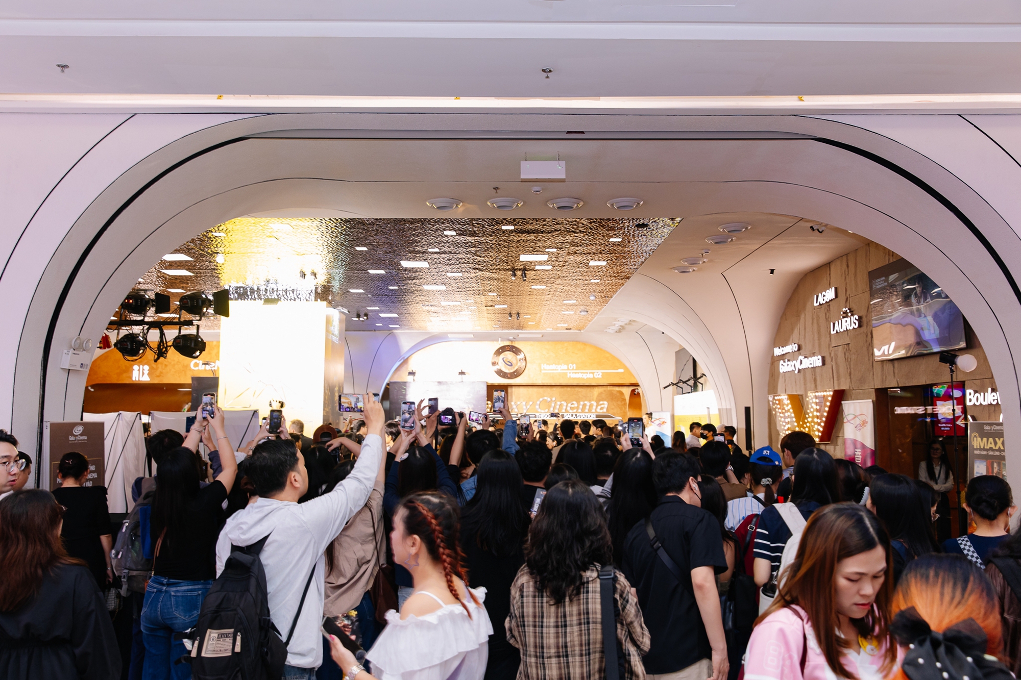 Thảm đỏ HOT nhất hôm nay: Cổ Thiên Lạc đẹp ngời ngời giữa biển người hâm mộ, 1 mỹ nhân trắng phát sáng chiếm sạch spotlight- Ảnh 1. Thảm đỏ HOT nhất hôm nay: Cổ Thiên Lạc đẹp ngời ngời giữa biển người hâm mộ, 1 mỹ nhân trắng phát sáng chiếm sạch spotlight- Ảnh 1.