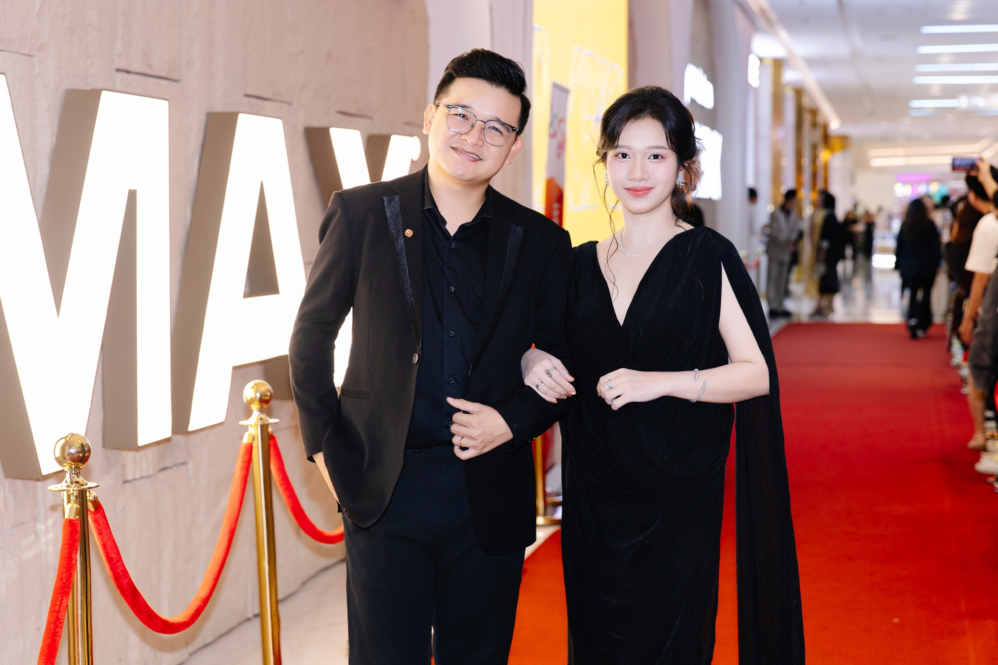 Thảm đỏ HOT nhất hôm nay: Cổ Thiên Lạc đẹp ngời ngời giữa biển người hâm mộ, 1 mỹ nhân trắng phát sáng chiếm sạch spotlight- Ảnh 9. Thảm đỏ HOT nhất hôm nay: Cổ Thiên Lạc đẹp ngời ngời giữa biển người hâm mộ, 1 mỹ nhân trắng phát sáng chiếm sạch spotlight- Ảnh 9.