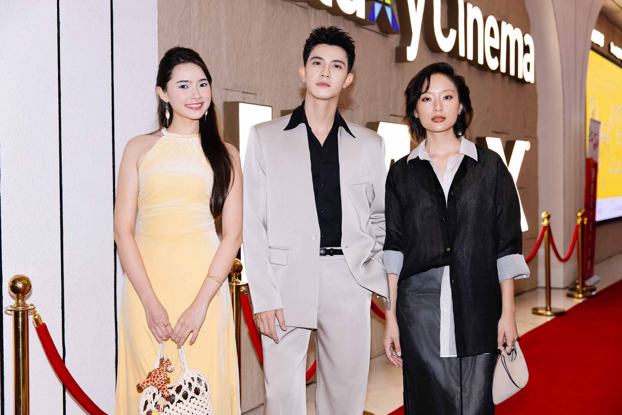 Thảm đỏ HOT nhất hôm nay: Cổ Thiên Lạc đẹp ngời ngời giữa biển người hâm mộ, 1 mỹ nhân trắng phát sáng chiếm sạch spotlight- Ảnh 10. Thảm đỏ HOT nhất hôm nay: Cổ Thiên Lạc đẹp ngời ngời giữa biển người hâm mộ, 1 mỹ nhân trắng phát sáng chiếm sạch spotlight- Ảnh 10.