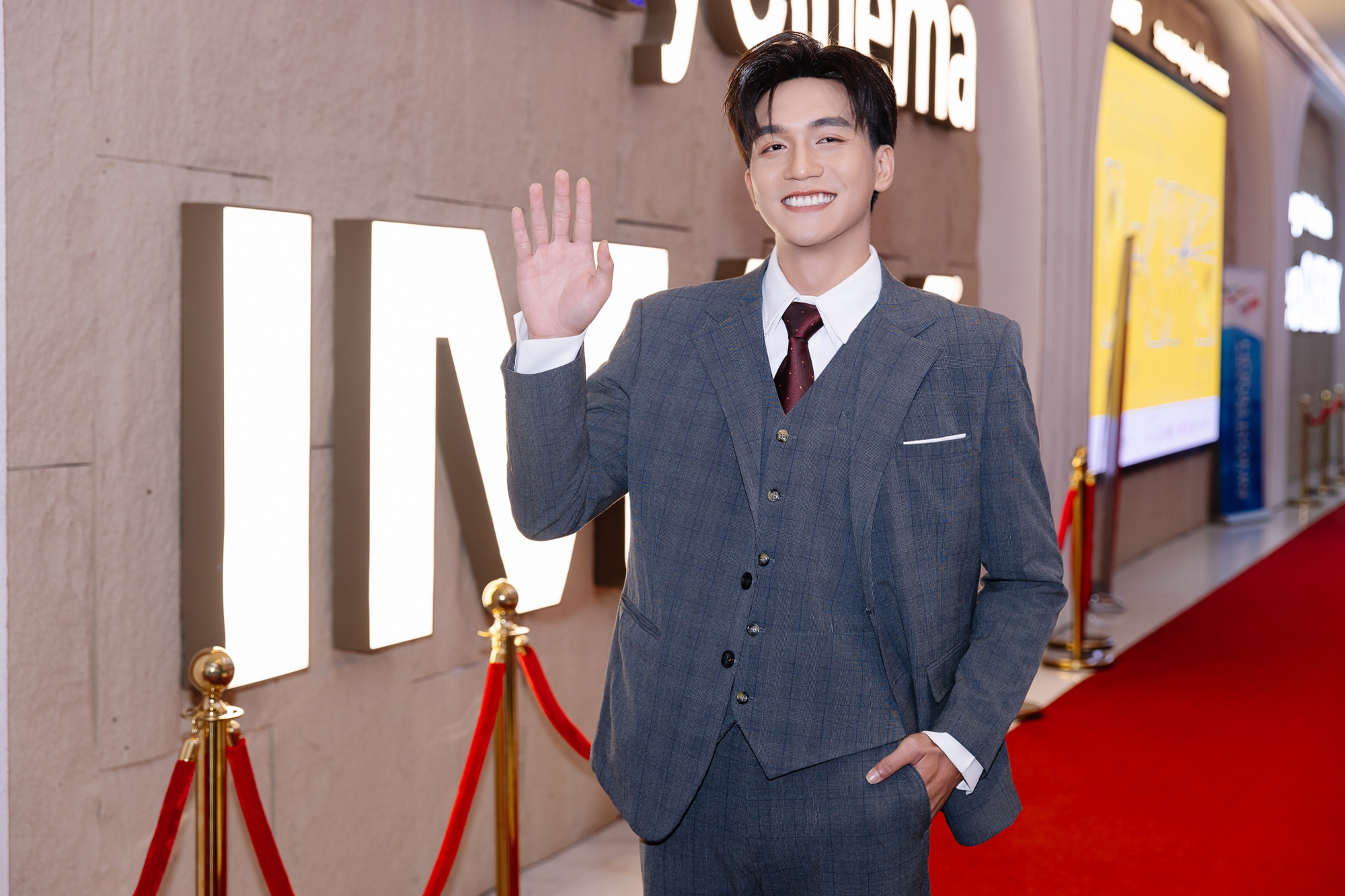 Thảm đỏ HOT nhất hôm nay: Cổ Thiên Lạc đẹp ngời ngời giữa biển người hâm mộ, 1 mỹ nhân trắng phát sáng chiếm sạch spotlight- Ảnh 11. Thảm đỏ HOT nhất hôm nay: Cổ Thiên Lạc đẹp ngời ngời giữa biển người hâm mộ, 1 mỹ nhân trắng phát sáng chiếm sạch spotlight- Ảnh 11.