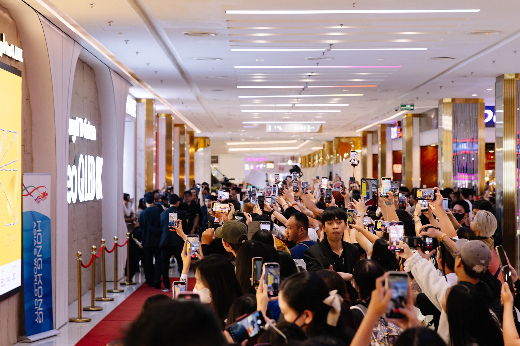 Thảm đỏ HOT nhất hôm nay: Cổ Thiên Lạc đẹp ngời ngời giữa biển người hâm mộ, 1 mỹ nhân trắng phát sáng chiếm sạch spotlight- Ảnh 2. Thảm đỏ HOT nhất hôm nay: Cổ Thiên Lạc đẹp ngời ngời giữa biển người hâm mộ, 1 mỹ nhân trắng phát sáng chiếm sạch spotlight- Ảnh 2.