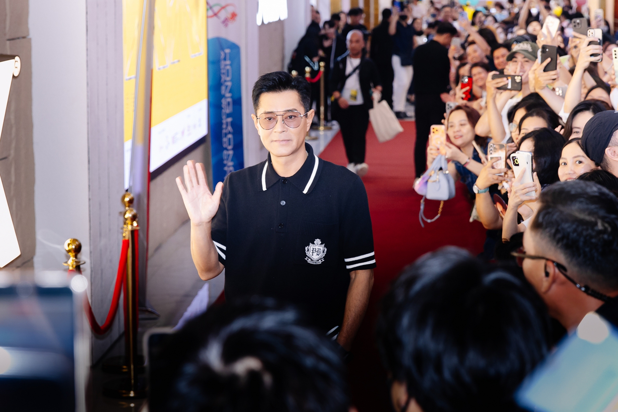 Thảm đỏ HOT nhất hôm nay: Cổ Thiên Lạc đẹp ngời ngời giữa biển người hâm mộ, 1 mỹ nhân trắng phát sáng chiếm sạch spotlight- Ảnh 3. Thảm đỏ HOT nhất hôm nay: Cổ Thiên Lạc đẹp ngời ngời giữa biển người hâm mộ, 1 mỹ nhân trắng phát sáng chiếm sạch spotlight- Ảnh 3.