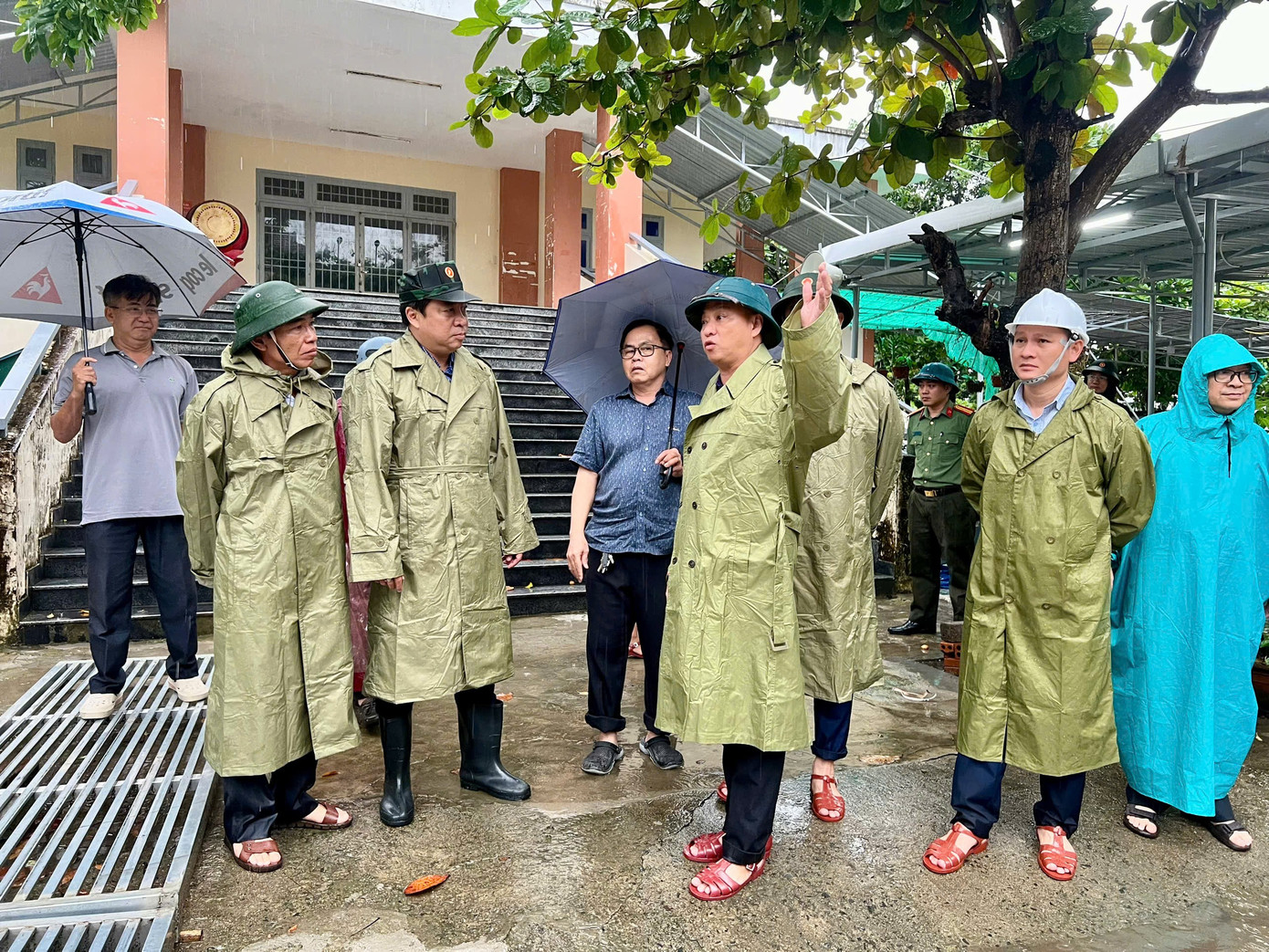 Bão số 13 sầm sập tiến vào đất liền, gió giật vỡ cửa kính khách sạn ở Quy Nhơn- Ảnh 5.