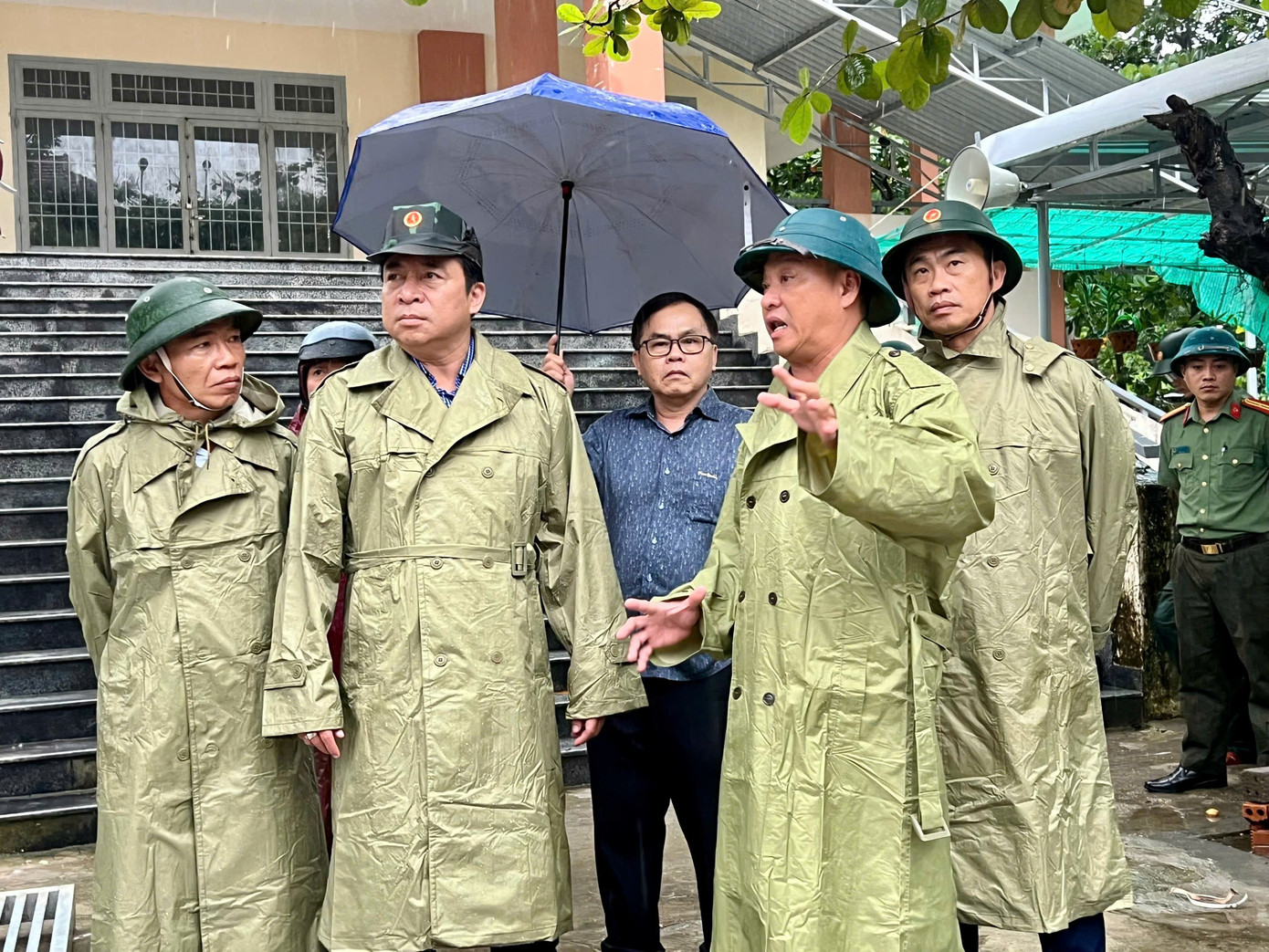 Bão số 13 sầm sập tiến vào đất liền, gió giật vỡ cửa kính khách sạn ở Quy Nhơn- Ảnh 7.