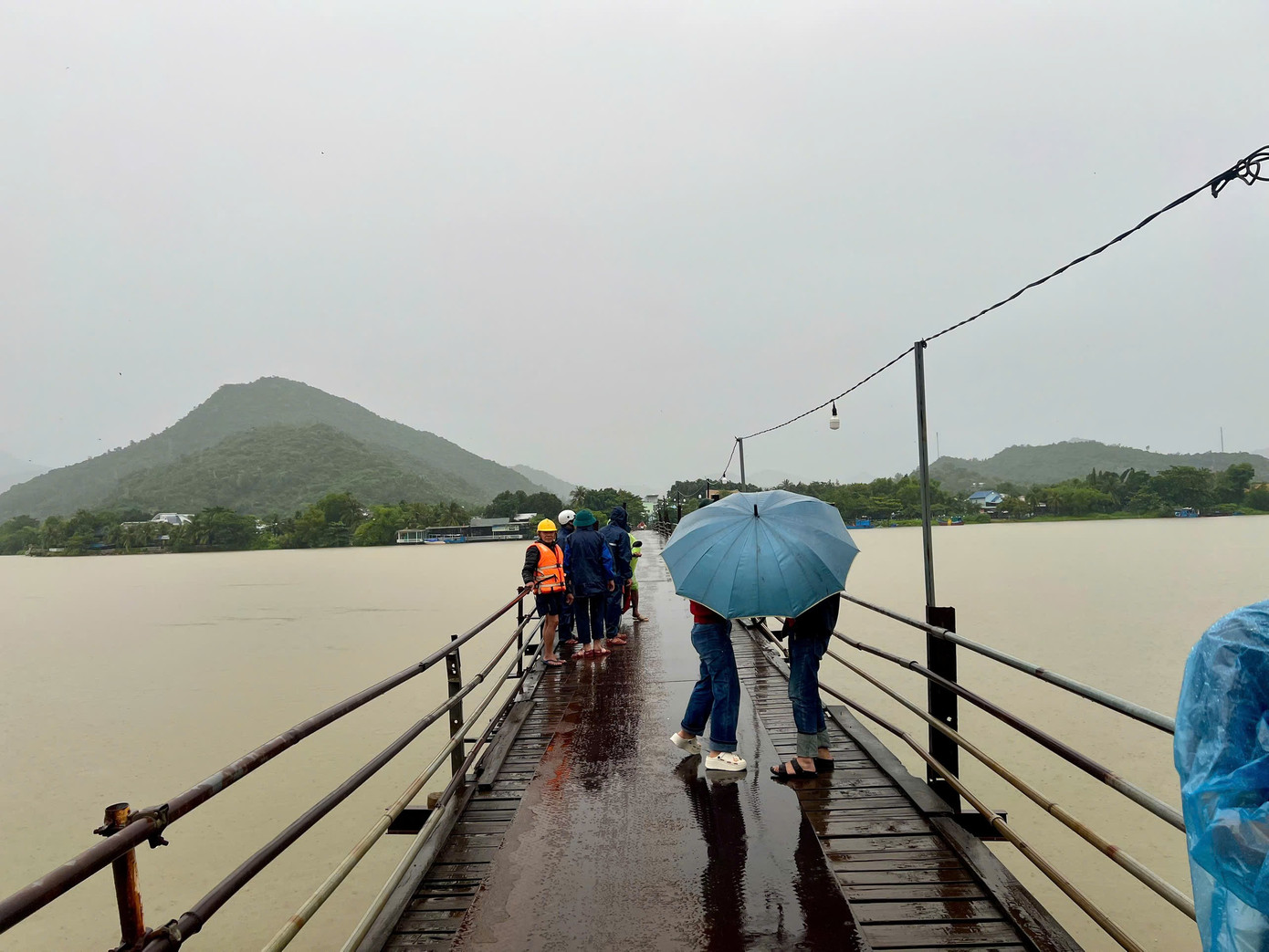 Bão số 13 sầm sập tiến vào đất liền, gió giật vỡ cửa kính khách sạn ở Quy Nhơn- Ảnh 4.