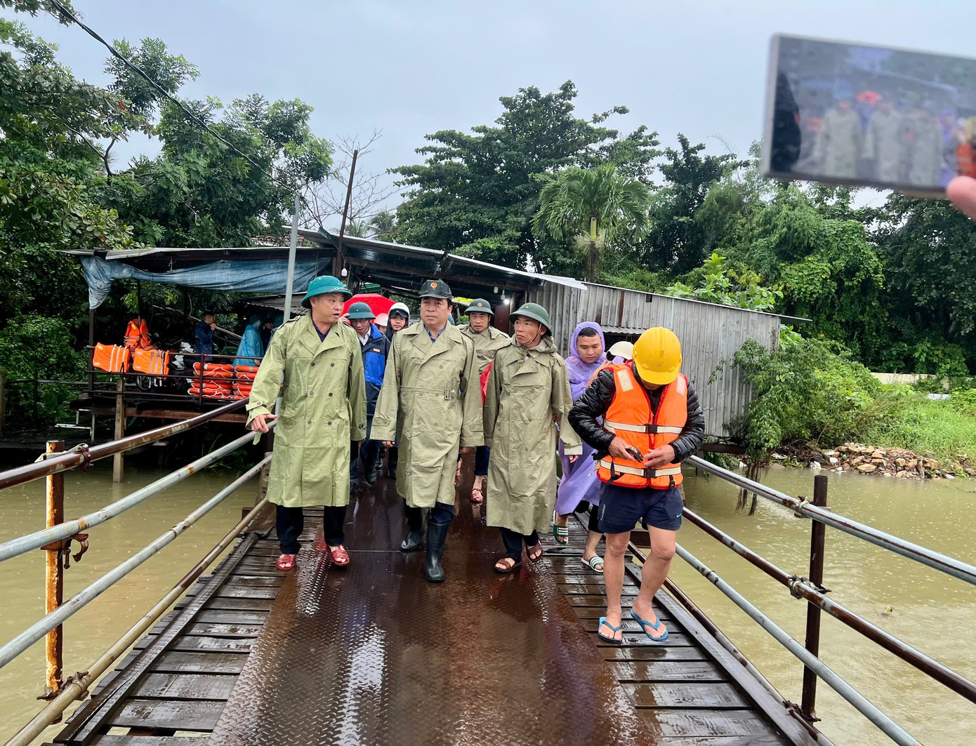 Bão số 13 sầm sập tiến vào đất liền, gió giật vỡ cửa kính khách sạn ở Quy Nhơn- Ảnh 2.