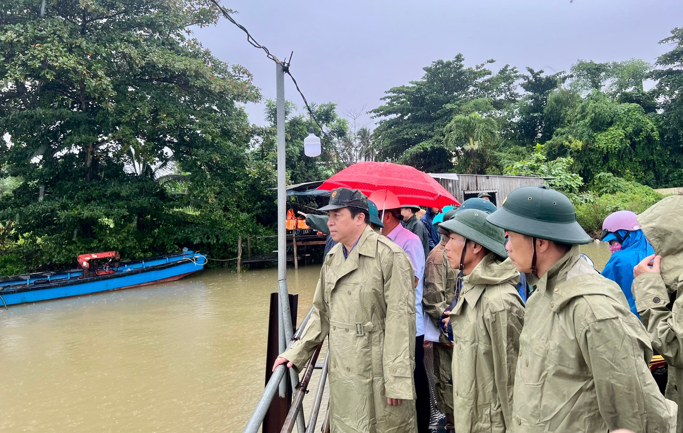 Bão số 13 sầm sập tiến vào đất liền, gió giật vỡ cửa kính khách sạn ở Quy Nhơn- Ảnh 3.