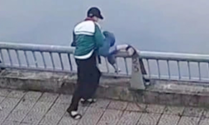 Bố của nam sinh bị bạn hành hung rồi hất xuống hồ: 'Hai cháu chơi thân, tôi không ngờ xảy ra chuyện'- Ảnh 1.