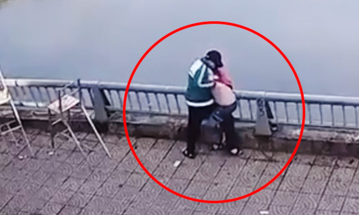 Nam sinh lớp 8 hành hung, đẩy bạn xuống hồ: Mâu thuẫn do cha mẹ bị xúc phạm- Ảnh 1.