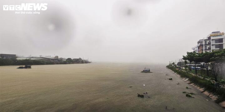 Bão số 13 áp sát đất liền, biển Quy Nhơn nổi sóng, nước dâng cao nguy hiểm- Ảnh 6. Bão số 13 áp sát đất liền, biển Quy Nhơn nổi sóng, nước dâng cao nguy hiểm- Ảnh 6.