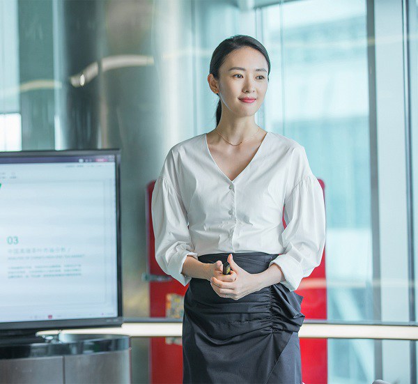 Nữ chính gây tranh cãi nhất hiện tại: Đi làm toàn mặc quần tất đen với đồ ngắn- Ảnh 11.