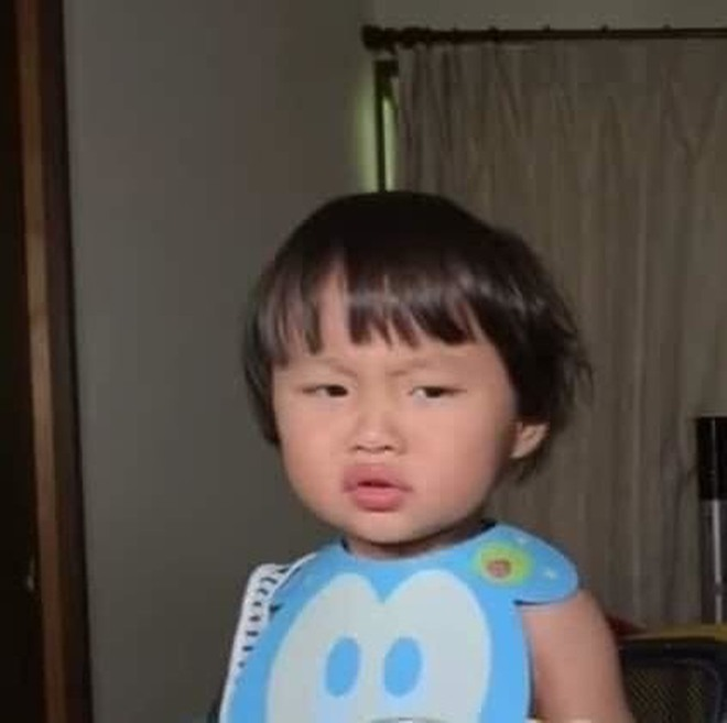 Bé Sa nhà Quỳnh Trần JP đã 8 tuổi: Cao gần bằng mẹ, vẫn chuộng tóc mái ngố thương hiệu, biểu cảm “thánh meme” vẫn đỉnh như xưa- Ảnh 6.