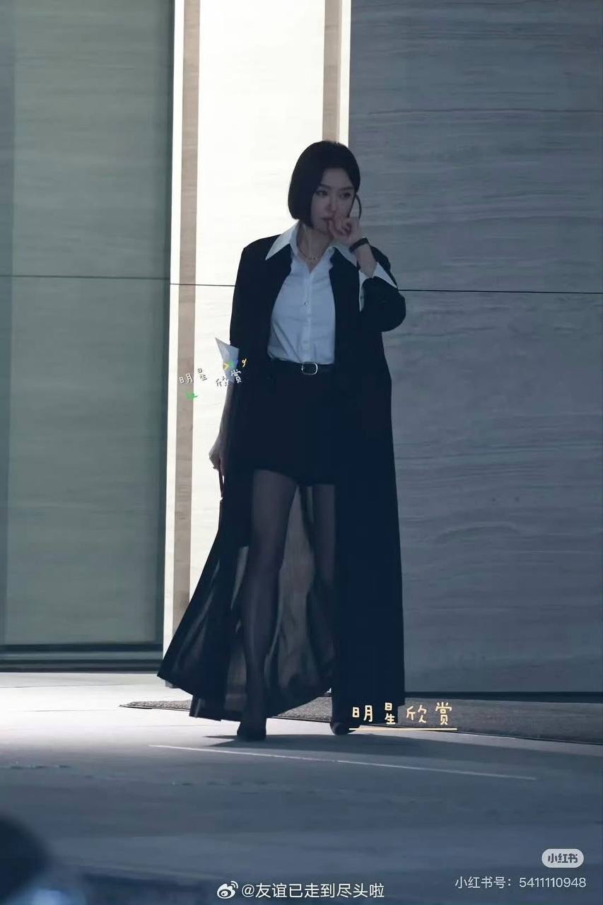 Nữ chính gây tranh cãi nhất hiện tại: Đi làm toàn mặc quần tất đen với đồ ngắn- Ảnh 4.