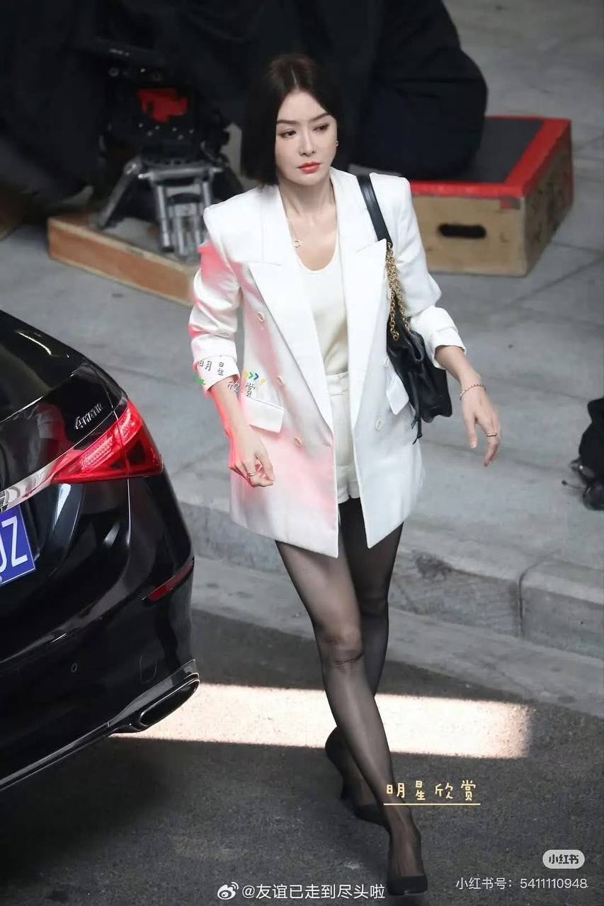 Nữ chính gây tranh cãi nhất hiện tại: Đi làm toàn mặc quần tất đen với đồ ngắn- Ảnh 3.