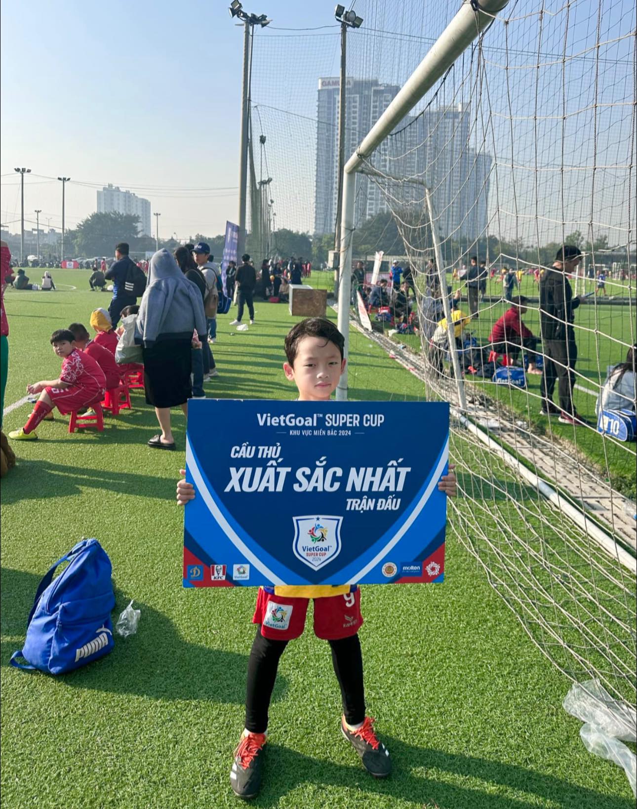 "Cậu cả" nhà Ly Kute: Tố chất thể thao từ nhỏ, mới 8 tuổi đã biết phụ mẹ trông em, bế em cực khéo- Ảnh 6.