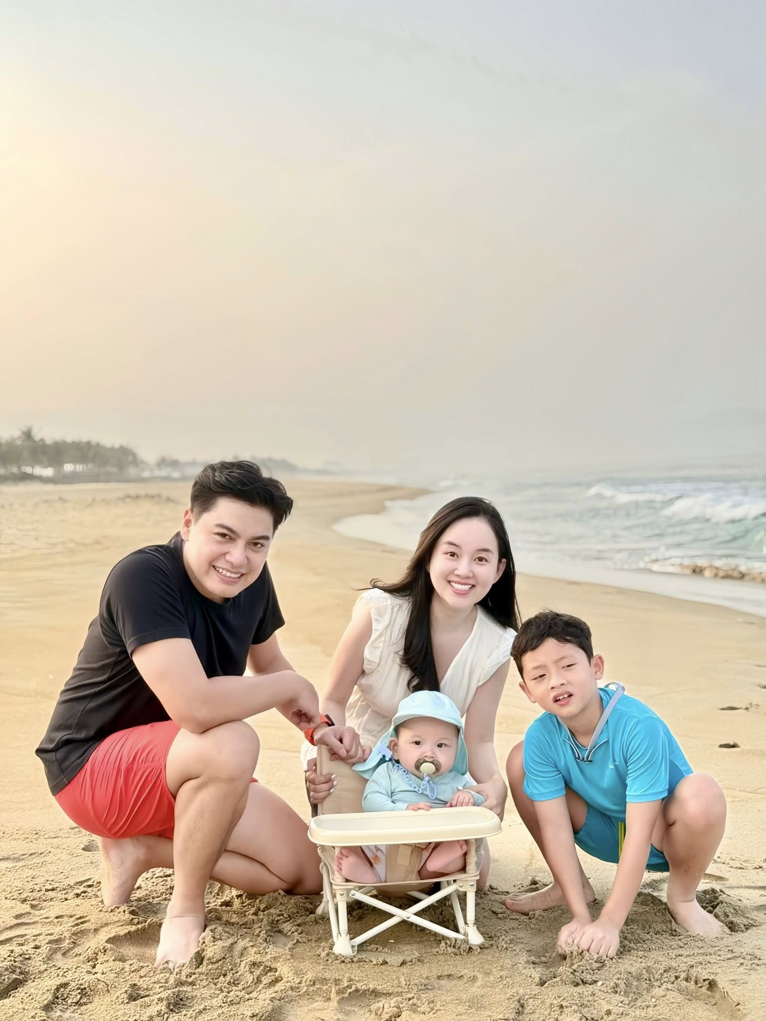 "Cậu cả" nhà Ly Kute: Tố chất thể thao từ nhỏ, mới 8 tuổi đã biết phụ mẹ trông em, bế em cực khéo- Ảnh 16.