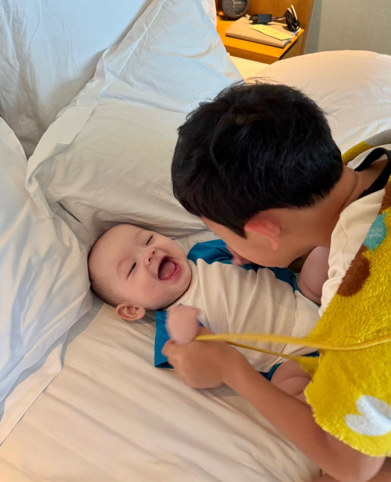 "Cậu cả" nhà Ly Kute: Tố chất thể thao từ nhỏ, mới 8 tuổi đã biết phụ mẹ trông em, bế em cực khéo- Ảnh 10.