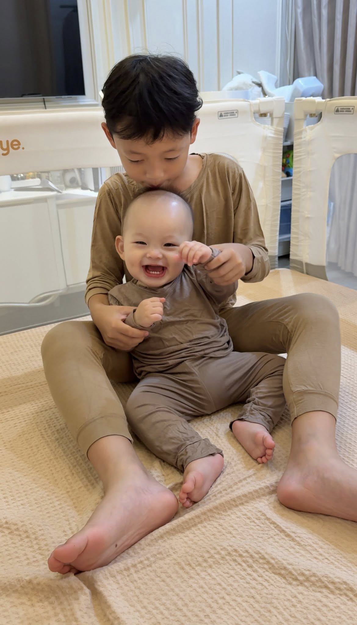 "Cậu cả" nhà Ly Kute: Tố chất thể thao từ nhỏ, mới 8 tuổi đã biết phụ mẹ trông em, bế em cực khéo- Ảnh 12.