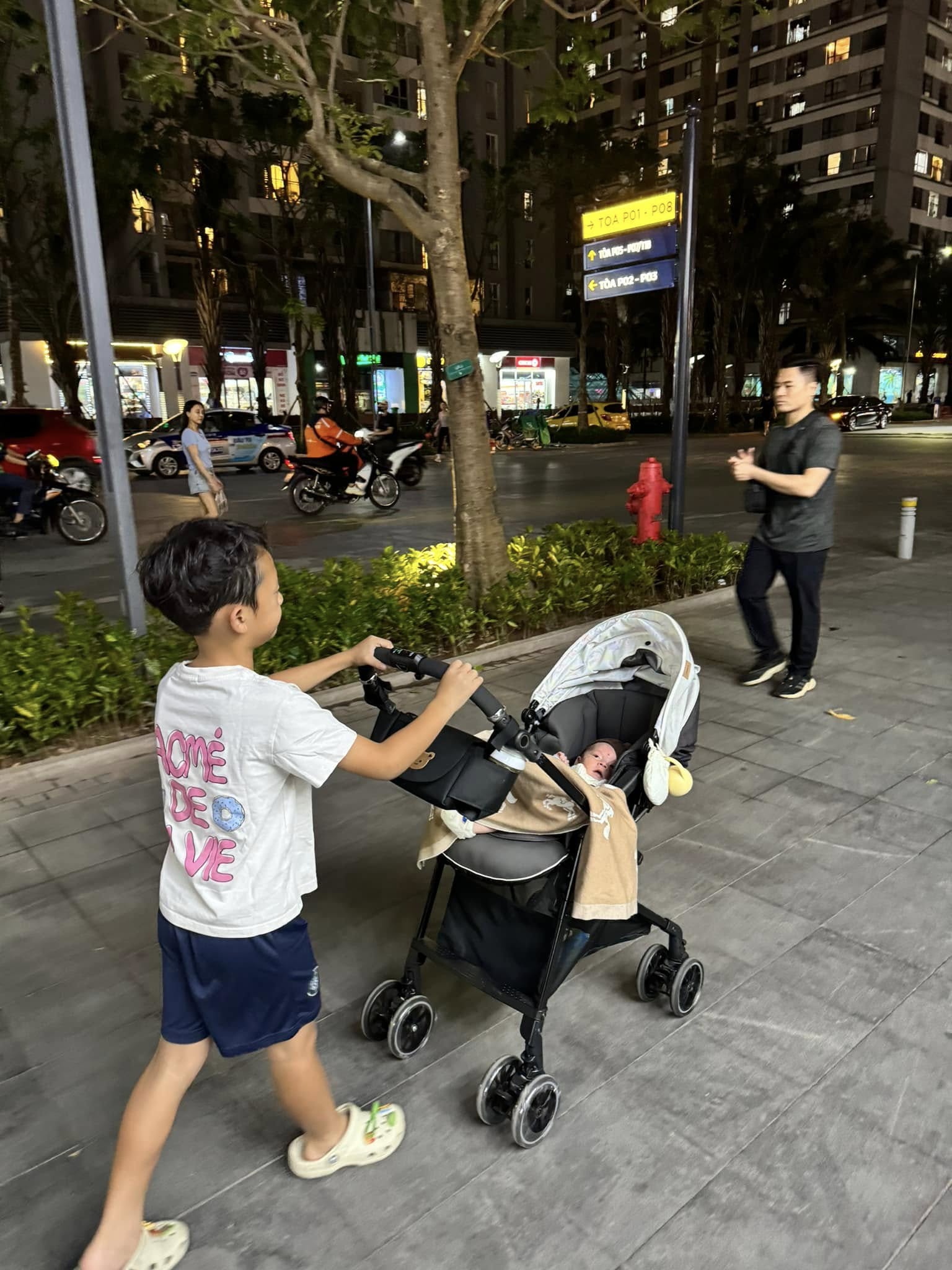 "Cậu cả" nhà Ly Kute: Tố chất thể thao từ nhỏ, mới 8 tuổi đã biết phụ mẹ trông em, bế em cực khéo- Ảnh 8.