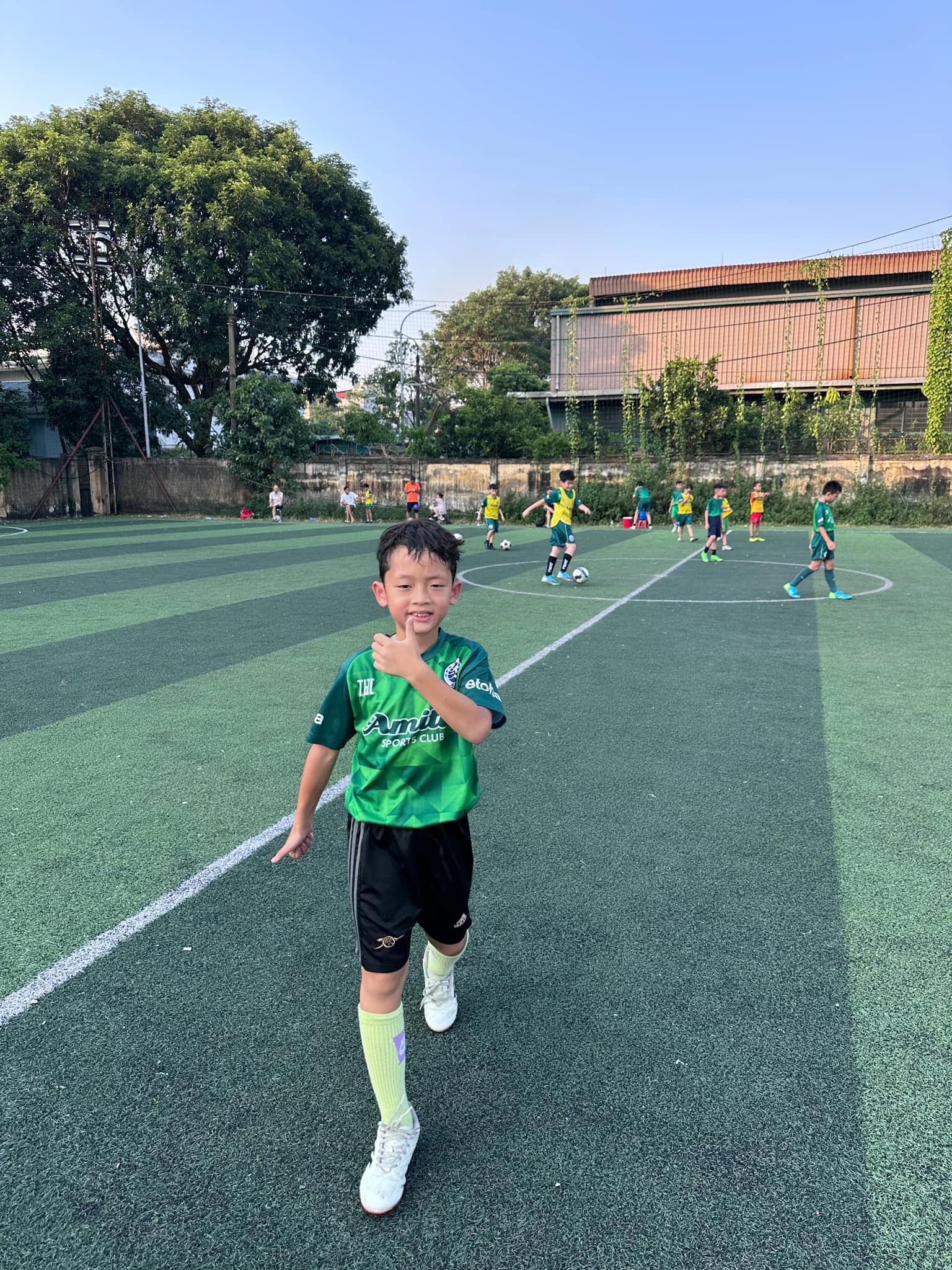 "Cậu cả" nhà Ly Kute: Tố chất thể thao từ nhỏ, mới 8 tuổi đã biết phụ mẹ trông em, bế em cực khéo- Ảnh 5.