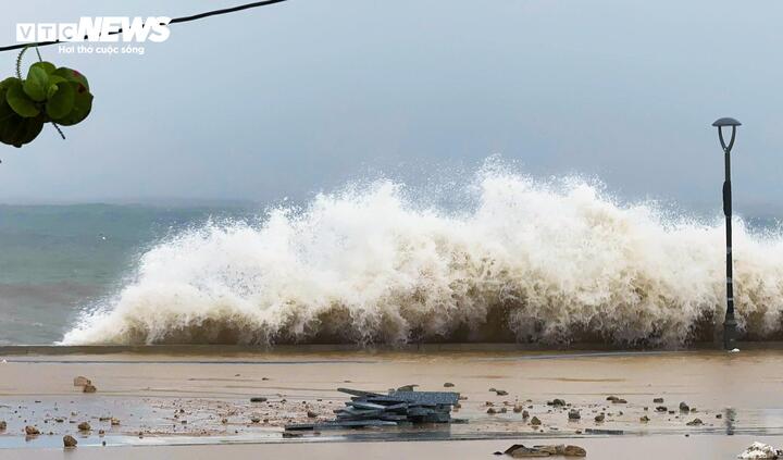 Bão số 13 áp sát đất liền, biển Quy Nhơn nổi sóng, nước dâng cao nguy hiểm- Ảnh 3. Bão số 13 áp sát đất liền, biển Quy Nhơn nổi sóng, nước dâng cao nguy hiểm- Ảnh 3.